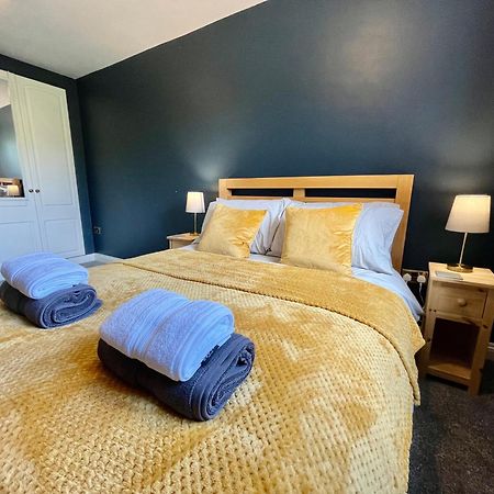 Large 5 Bed Detached House Near Stansted Airport With Parking For 2 Vehicles! Stansted Stays スタンステッド・マウントフィーチェット エクステリア 写真