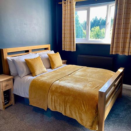 Large 5 Bed Detached House Near Stansted Airport With Parking For 2 Vehicles! Stansted Stays スタンステッド・マウントフィーチェット エクステリア 写真