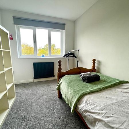 Large 5 Bed Detached House Near Stansted Airport With Parking For 2 Vehicles! Stansted Stays スタンステッド・マウントフィーチェット エクステリア 写真