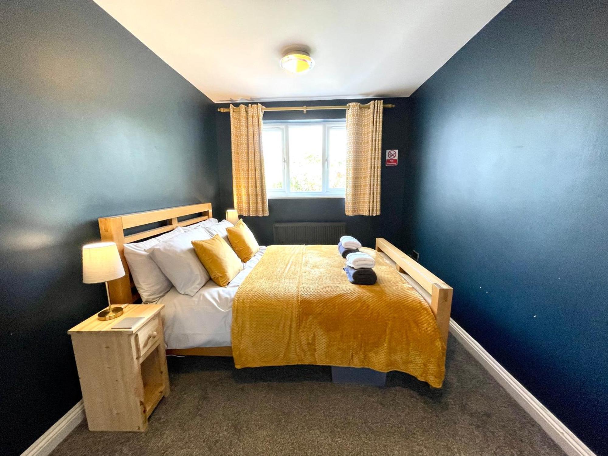 Large 5 Bed Detached House Near Stansted Airport With Parking For 2 Vehicles! Stansted Stays スタンステッド・マウントフィーチェット エクステリア 写真