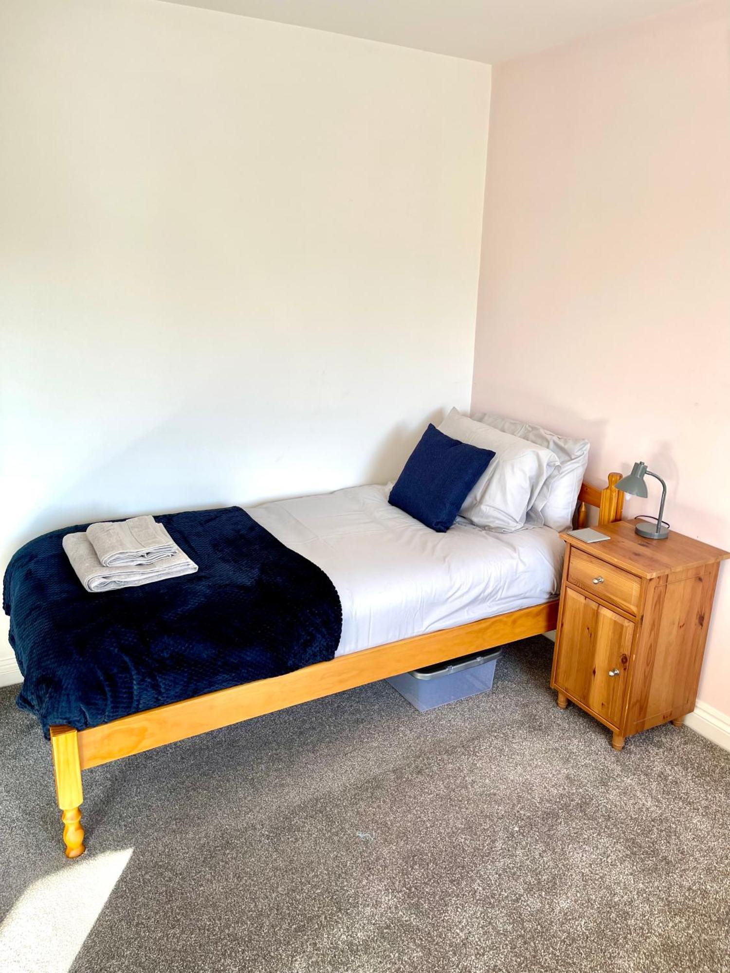 Large 5 Bed Detached House Near Stansted Airport With Parking For 2 Vehicles! Stansted Stays スタンステッド・マウントフィーチェット エクステリア 写真
