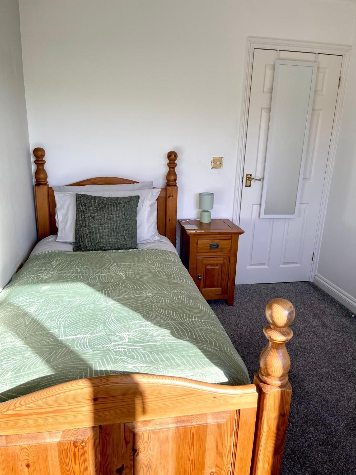 Large 5 Bed Detached House Near Stansted Airport With Parking For 2 Vehicles! Stansted Stays スタンステッド・マウントフィーチェット エクステリア 写真