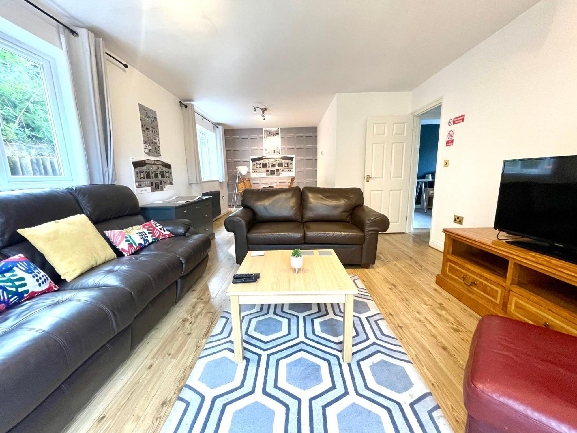 Large 5 Bed Detached House Near Stansted Airport With Parking For 2 Vehicles! Stansted Stays スタンステッド・マウントフィーチェット エクステリア 写真