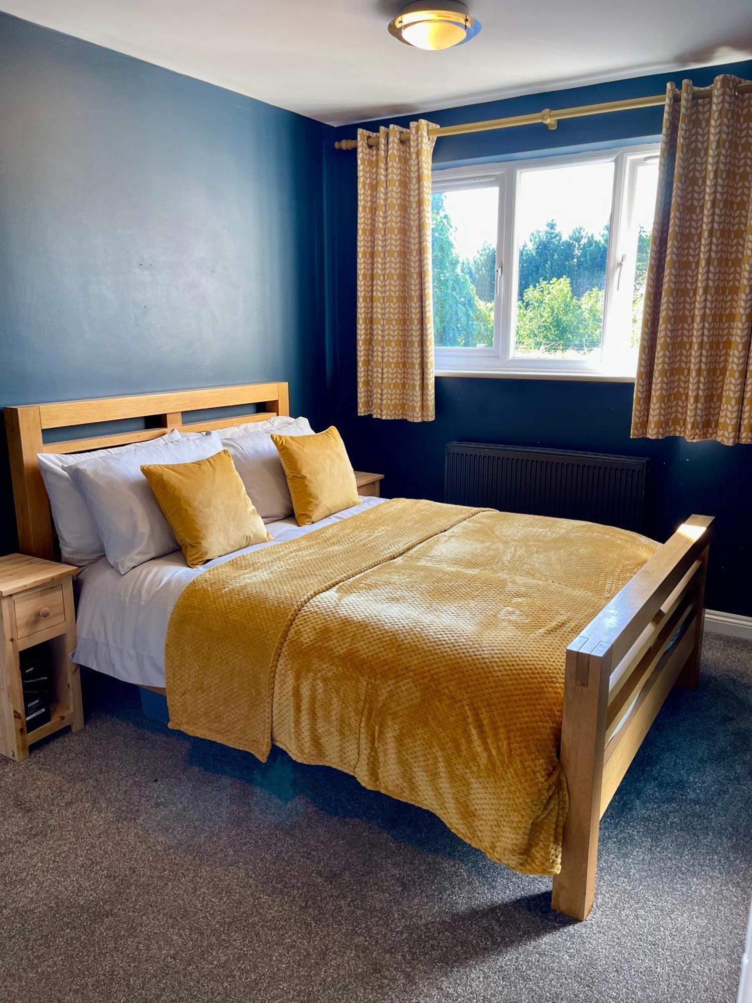 Large 5 Bed Detached House Near Stansted Airport With Parking For 2 Vehicles! Stansted Stays スタンステッド・マウントフィーチェット エクステリア 写真