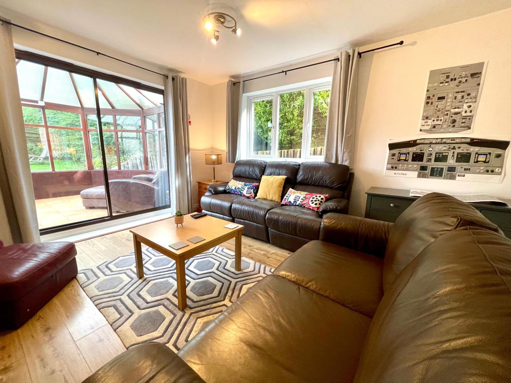 Large 5 Bed Detached House Near Stansted Airport With Parking For 2 Vehicles! Stansted Stays スタンステッド・マウントフィーチェット エクステリア 写真
