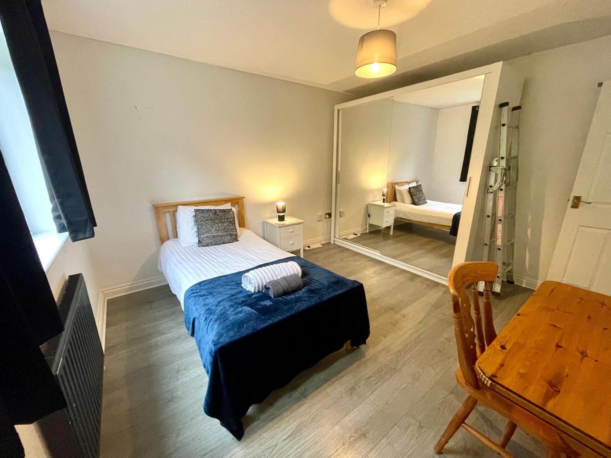 Large 5 Bed Detached House Near Stansted Airport With Parking For 2 Vehicles! Stansted Stays スタンステッド・マウントフィーチェット エクステリア 写真