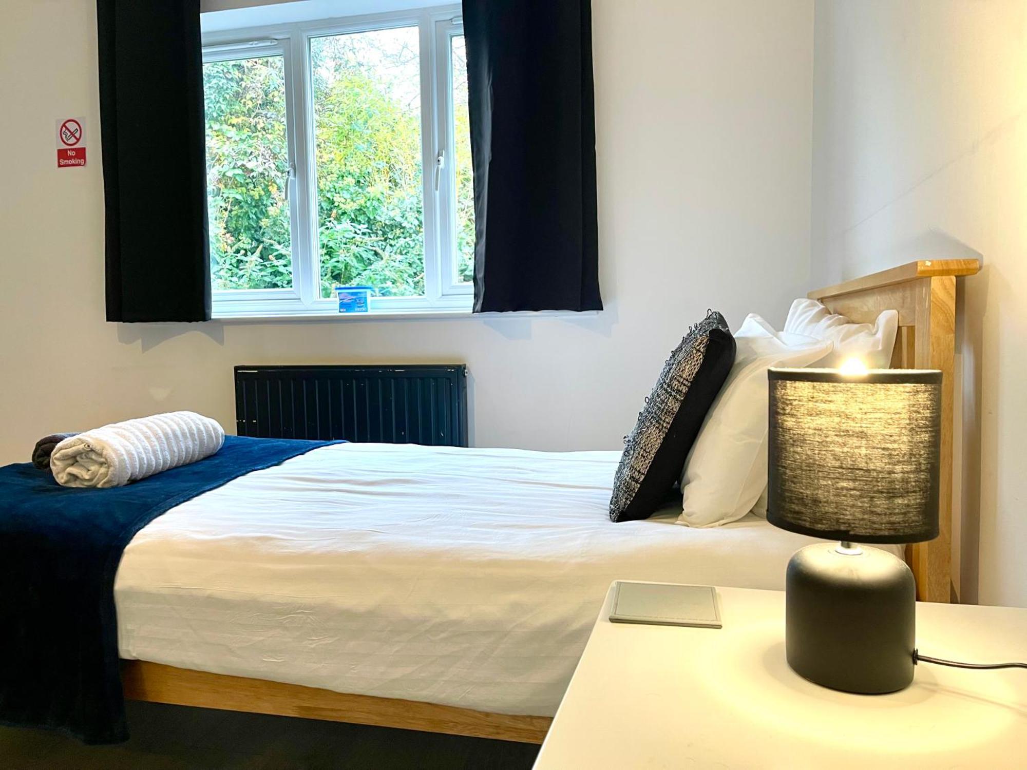 Large 5 Bed Detached House Near Stansted Airport With Parking For 2 Vehicles! Stansted Stays スタンステッド・マウントフィーチェット エクステリア 写真
