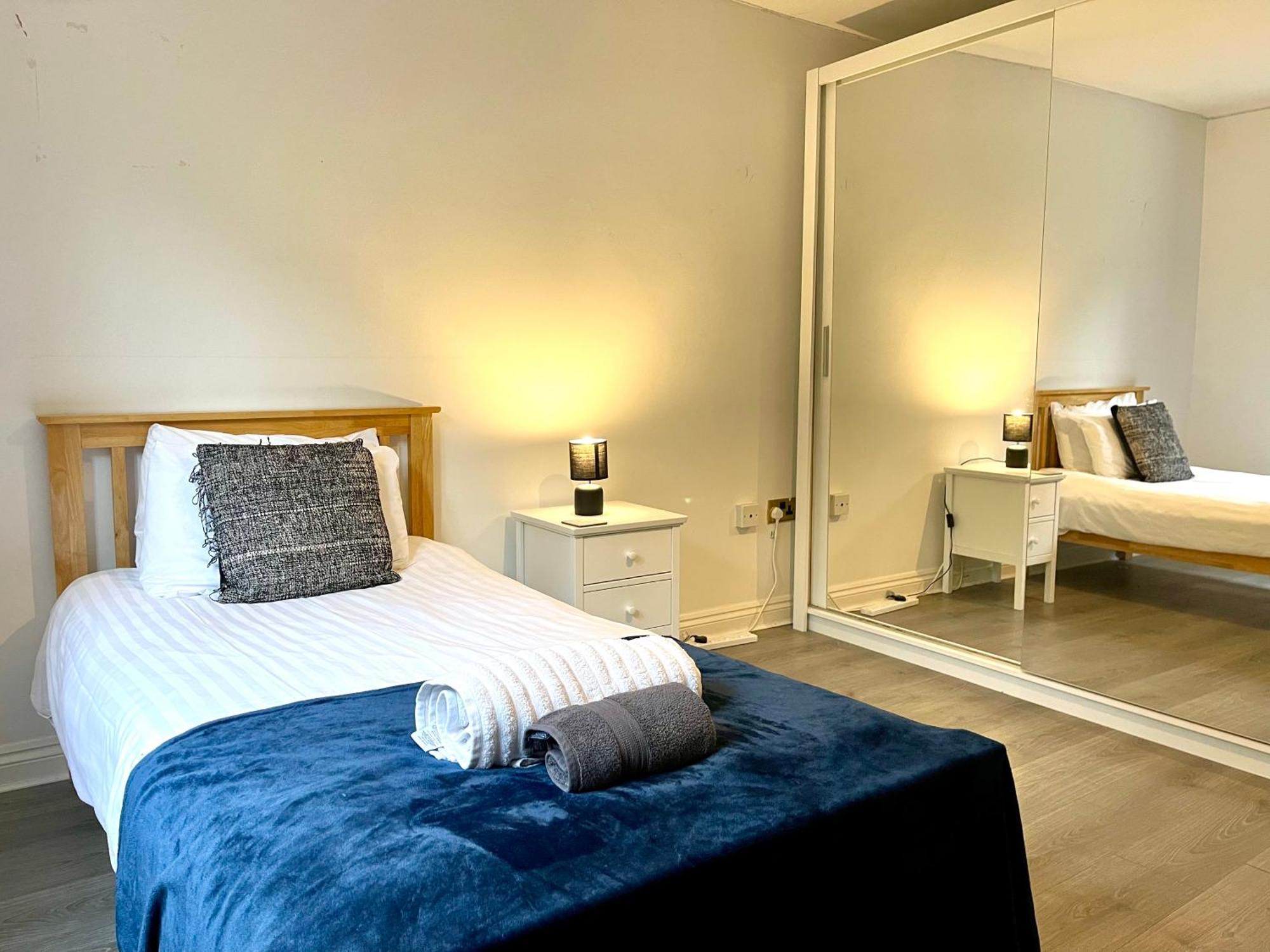 Large 5 Bed Detached House Near Stansted Airport With Parking For 2 Vehicles! Stansted Stays スタンステッド・マウントフィーチェット エクステリア 写真